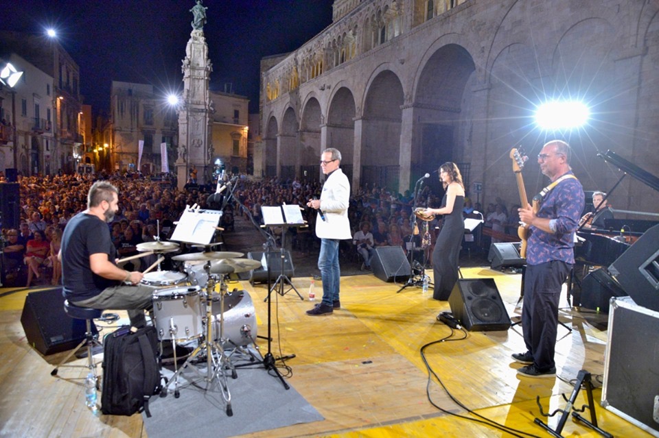 SELMAH e la band dal vivo in Piazza Cattedrale a Bitonto, BeatOnto Jazz Festival, piazza gremita