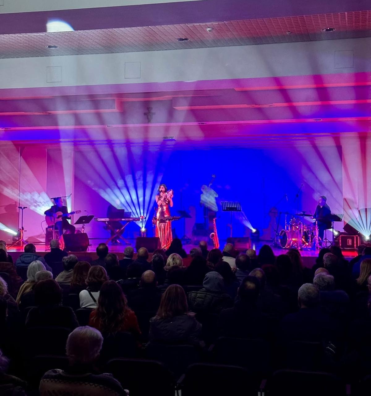 Samba Rosa dal vivo in teatro, sala piena